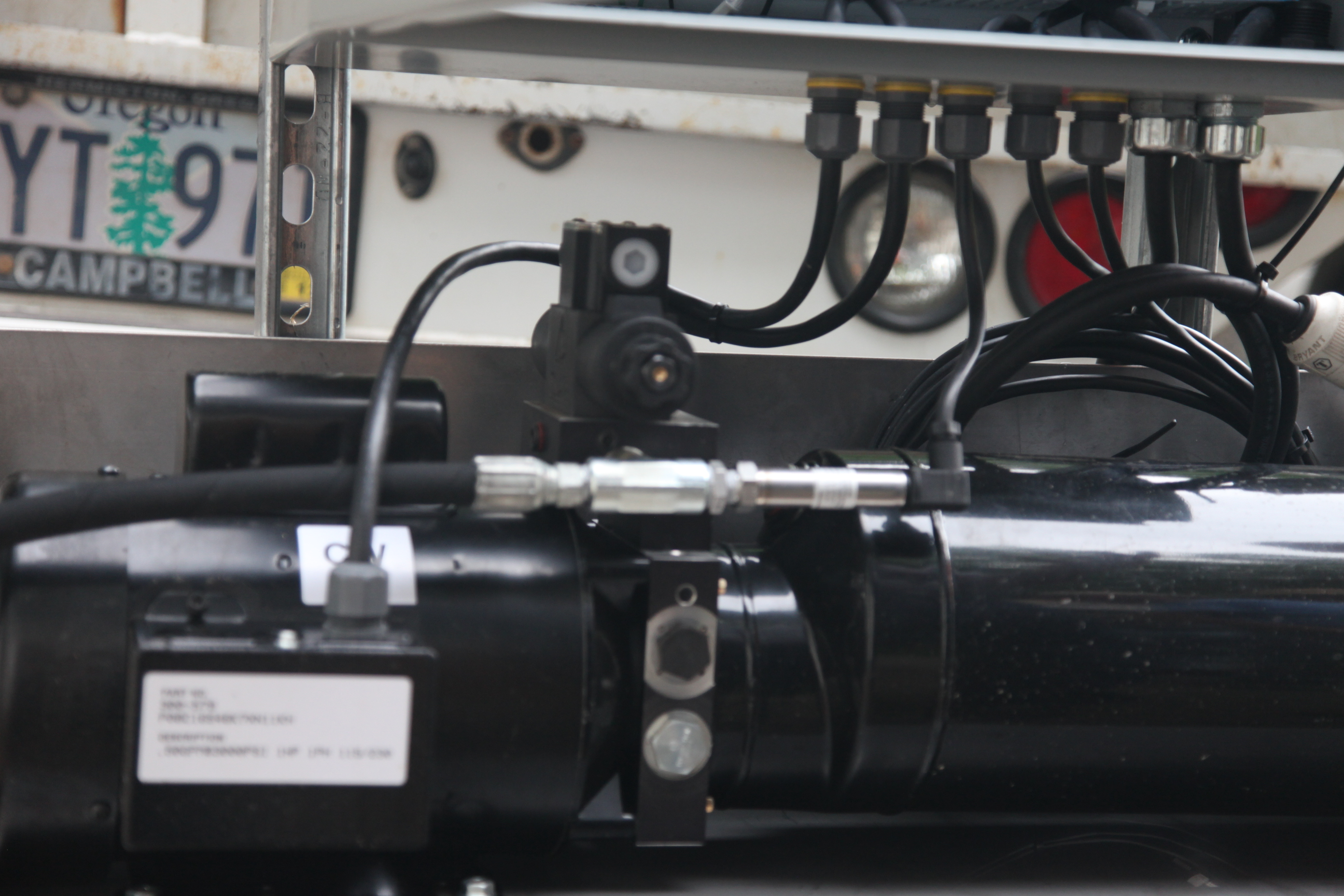 Hydraulic pressure transducer